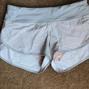 Adorable daisy patterned LULULEMON shorts 🌼